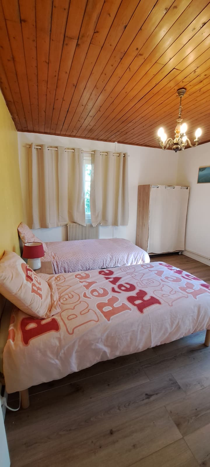 Habitación con 2 camas individuales, vestidor con perchas, mesita de noche. Alaise, sábana incluida, funda nórdica, funda de almohada incluida, administro la lavandería 