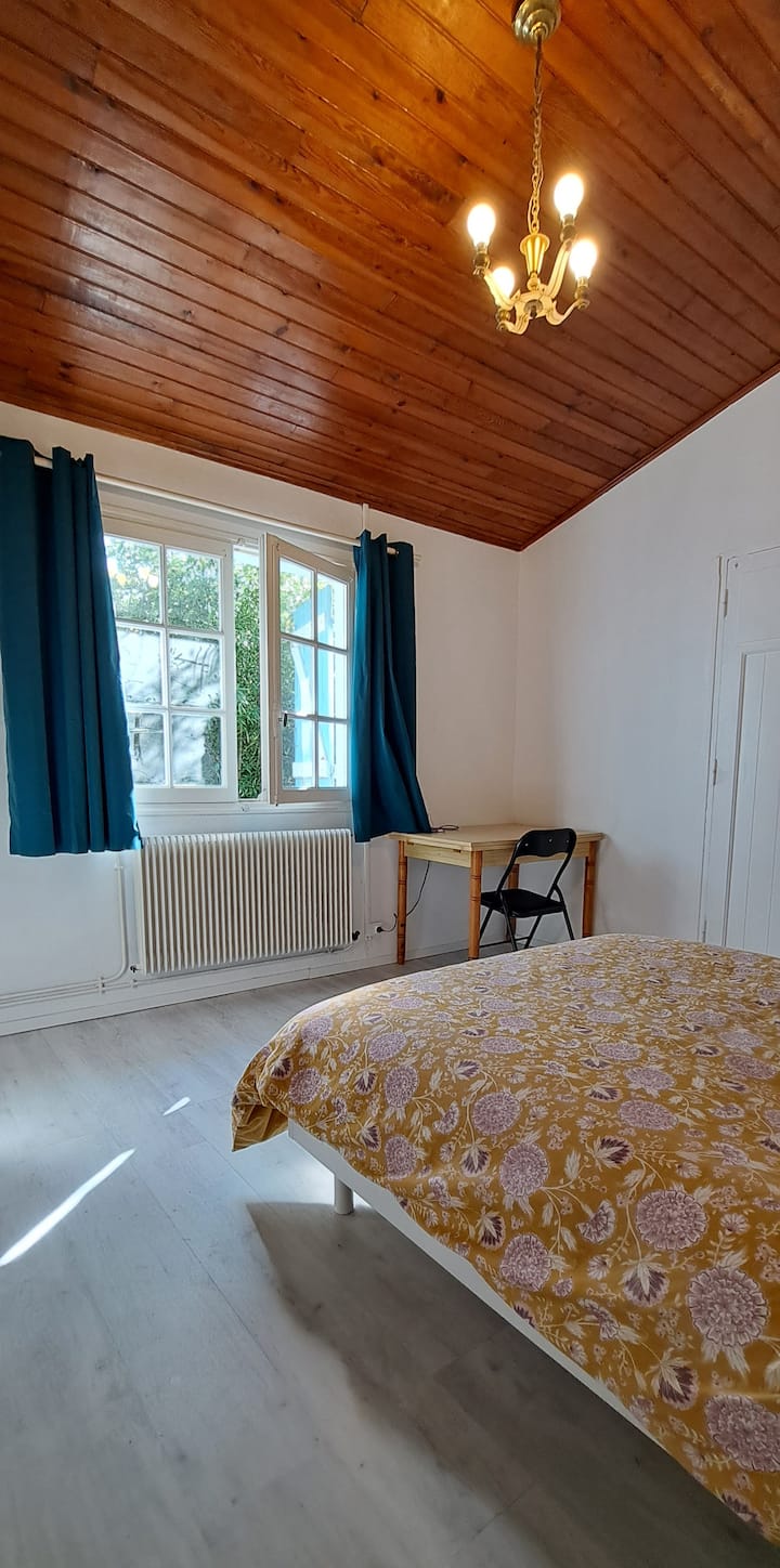 Cama doble, escritorio