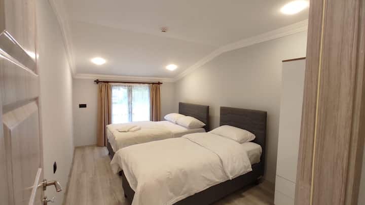 Ჩვენი ოროთახიანი ბინის მეორე ოთახი არის ჩვენი სამადგილიანი ოთახი, სადაც სულ სამი ადამიანი დარჩება.. ვინაიდან ჩვენ ყოველთვის ვზრუნავთ თქვენს კომფორტსა და კომფორტზე, ხოლო ჩვენ შევქმენით ეს ადგილი, ჩვენ ვიზრუნეთ, რომ ჩვენი ბინის მეორე სააბაზანო სწორედ ამ ოთახთან იყოს..