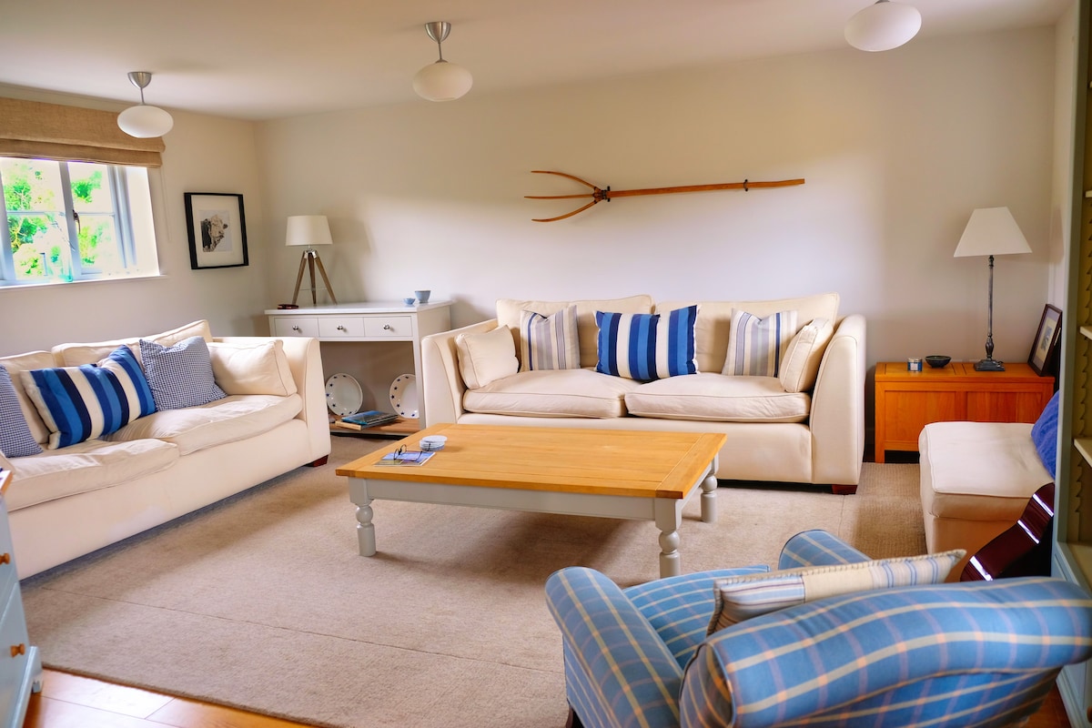 Popular Airbnb listing: Spacious 3 storey, Sleeps 8, 3.5 bathrooms in Mortehoe