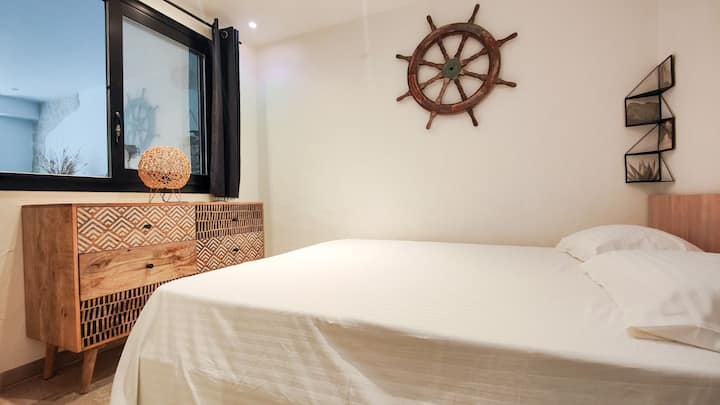 Habitación con cama doble queen size.