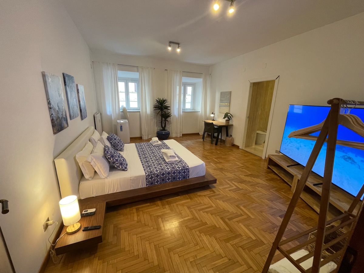 ห้องสีฟ้าห้องนอนใหญ่หันหน้าไปทางร้านอาหารและบาร์ไวน์ ขนาดคิงไซส์, ทีวี 85 นิ้ว, เครื่องพิมพ์ลายอากาศที่ซ่อนอยู่ เราไม่อยากให้คุณนึกถึงการทำงาน ประตูมาถึงแล้วและกำลังจะติดตั้ง! หน้าต่างลดเสียง 35db เพื่อการนอนหลับที่ดีขึ้น!