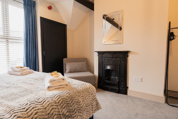 Chambre 2 : cette chambre king size a également une atmosphère de caractère traditionnel avec sa cheminée en fer forgé. 