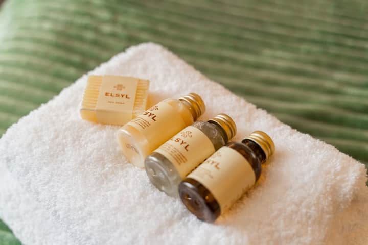 Chambre 1 : détendez-vous et rafraîchissez-vous avec des mini articles de toilette de luxe pour chaque séjour.  