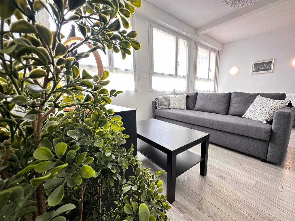 Ова е дневната соба во домот, може да се опуштите на каучот додека гледате телевизија.