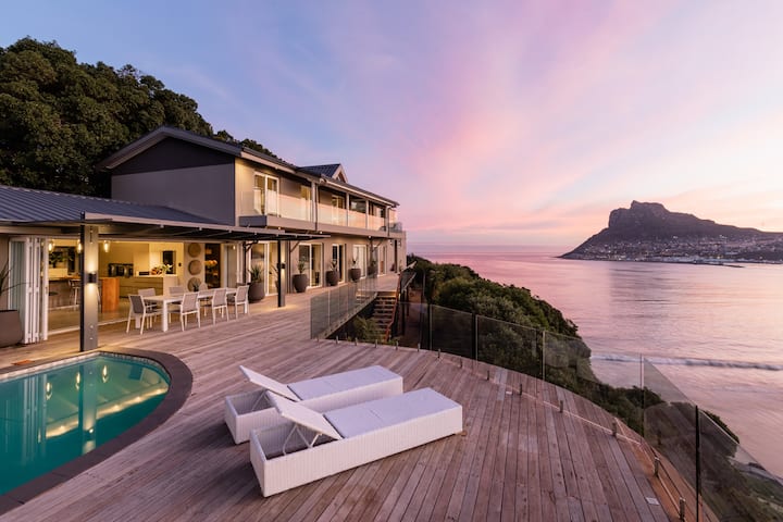 Cape Town villa with ocean and mountain views