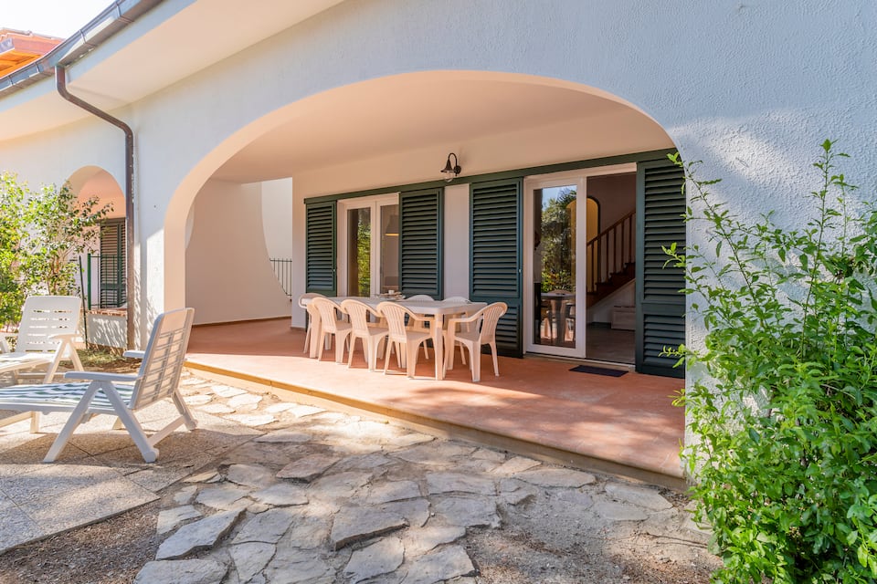 GuestHost - Quercianella Lovely Villa near the Sea With Parking! — photo 1