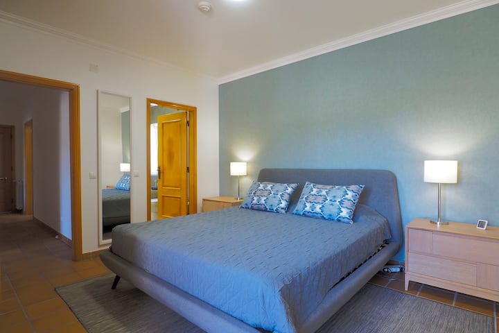 Hlavná spálňa s vlastnou kúpeľňou