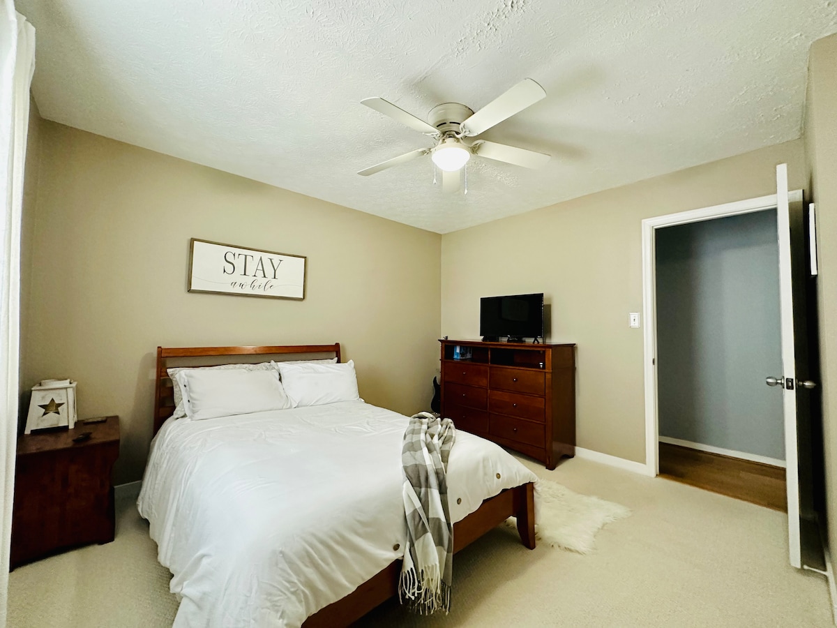 Chaguo la 2 la chumba cha kulala linatoa kitanda chenye ukubwa maradufu kilicho na kabati la kujipambia na televisheni mahiri ya Roku na feni ya dari.