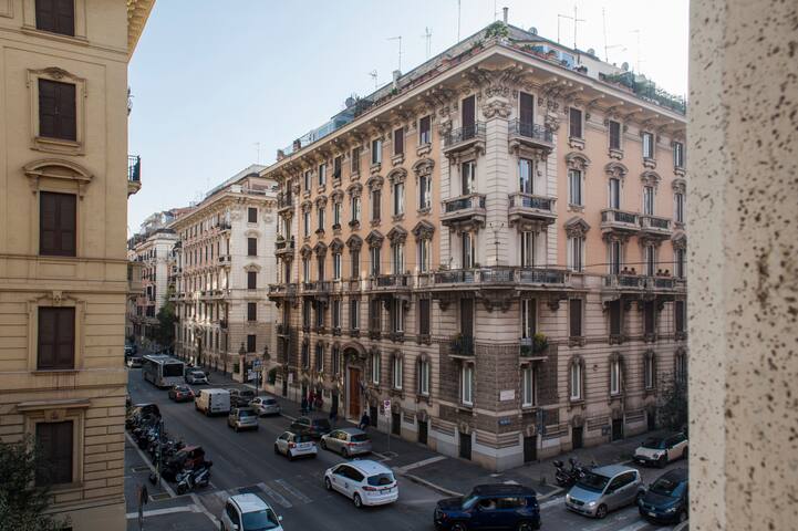 Refined and spacious flat near Piazza del Popolo gallery image 3