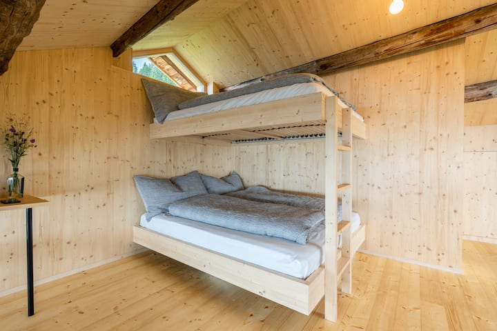 Kitanda cha roshani mbili kwenye dari zuri