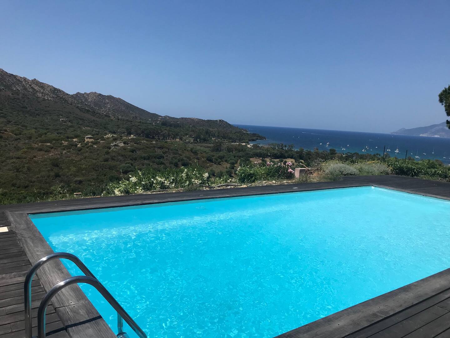Villa avec piscine Vue imprenable sur le Golfe. — Vue du salon de piscine