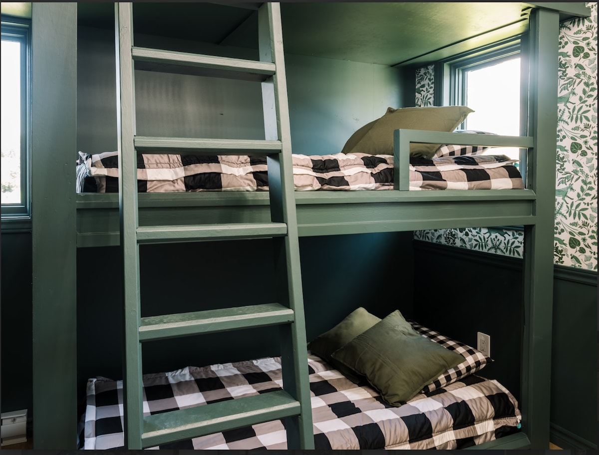 dva trokrevetna kreveta na kat u ovom jedinstvenom smještaju.  Za 6 osoba