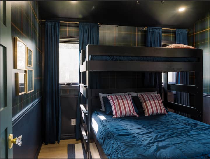 Cama de matrimonio con litera individual.  Capacidad para 3 personas.