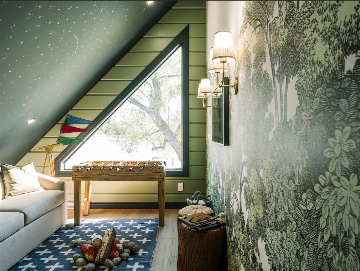 Prostor u potkrovlju s kaučem na razvlačenje.  Za 2 osobe