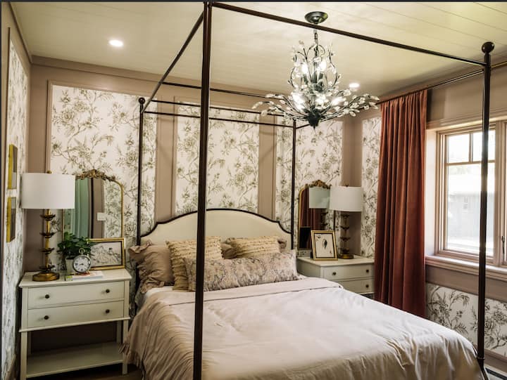 Hermoso dormitorio principal en el piso principal.  Cama tamaño queen con capacidad para 2 personas