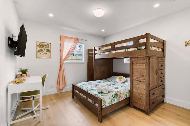 ¡El tercer dormitorio no escatima en luz natural, espacio en la cama o funcionalidad! Cama de tamaño completo en la parte inferior, cama doble en la parte superior.
Incluye un televisor inteligente, un espacio de trabajo exclusivo y cortinas opacas. 