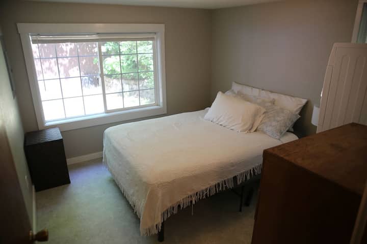 Dormitorio en la planta principal con cama tamaño queen.