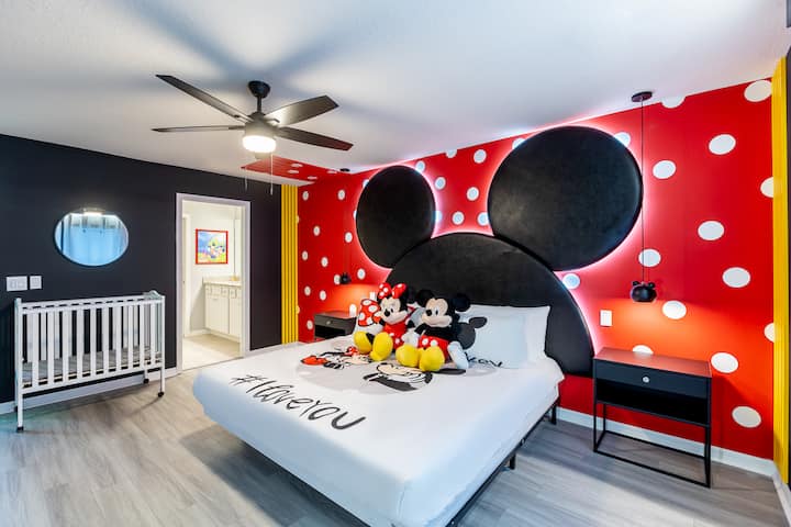 להפוך את שעת השינה להרפתקה של מיקי מאוס! כולל ראש מיטה ענק בצורת האוזניים האייקוניות שלו, קיר מודגש עם עיגולים אדומים ולבנים, שידות לילה שחורות אלגנטיות, מנורות תליון ופינת עריסה נעימה לקטנטנים.                