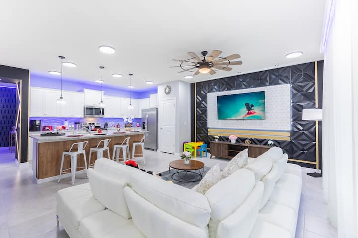 באזור הקונספט הפתוח הזה תמצאו מטבח, סלון ופינת אוכל. המטבח שלנו מאובזר במלואו. בסלון תוכלו לראות טלוויזיה, ספה נפתחת ומאוורר תקרה. ויש גם את פינת האוכל עם שולחן וכיסאות.       