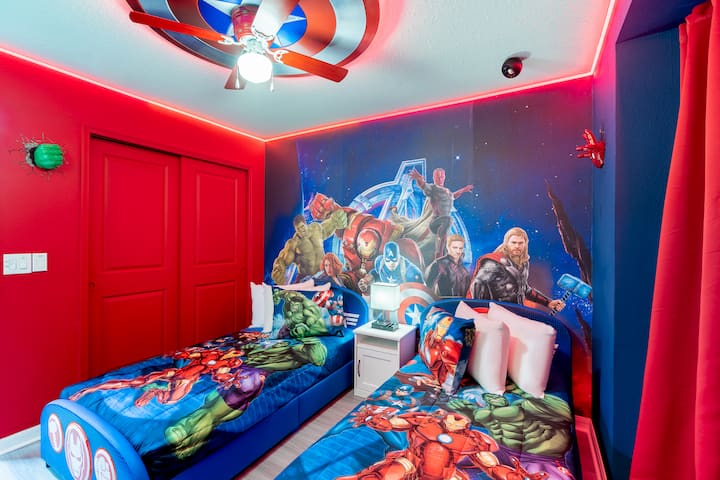 תתחפשו בחדר השינה של מטה הנוקמים! רצועות ראש של קפטן אמריקה - שתי מיטות נפרדות עם הדפס של האלק ואיירמן פונות לציור קיר אפי של הנוקמים. גימורי LED אדומים מודגשים, מאוורר תקרה דמוי מגן, ואבירים שמשמשים כמוטיבים עיקריים, מעודדים משימות מרגשות לפני השינה.           