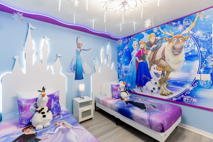 להפוך את שעת השינה לממלכת קרח קסומה! מיטות זוגיות עטופות במצעים של אלסה ואנה עומדות מתחת לצללית זוהרת של טירת הקרח. קירות קפואים, חיפוי LED זוהר, נברשת מושלגת ואולף רך מזמינים הרפתקאות ארקטיות אינסופיות.               