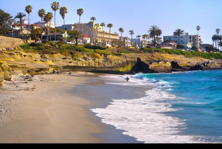 Steps to Sand: Upscale La Jolla Townhome Windansea