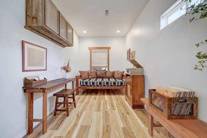 Cet espace de travail ouvert dispose d'un lit jumeau et est situé dans un espace partagé avec un salon. Des draps, des oreillers et des draps propres se trouvent dans l'armoire murale à gauche de la pièce.