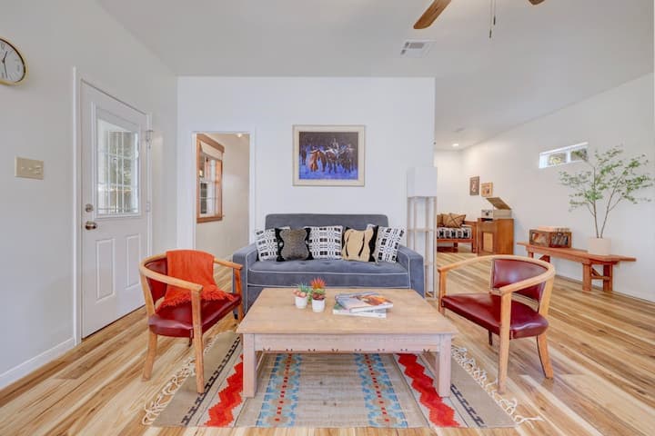 Le canapé lit est très confortable ! Il suffit de tirer la partie inférieure vers vous et de baisser le dos en la poussant vers l'avant et l'arrière.  Un matelas se trouve dans la chambre au-dessus du placard de l'armoire. Des draps propres, une couverture et des oreillers se trouvent à l'intérieur de l'armoire.