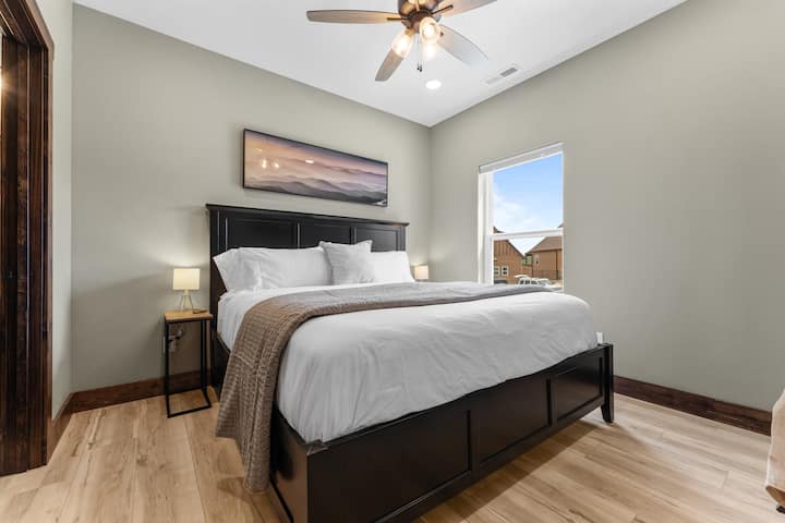 Dormitorio 2 con cama tamaño king.