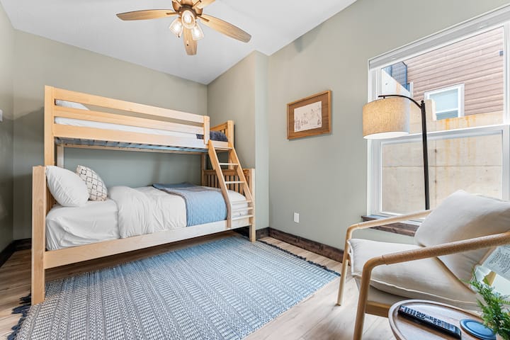 Dormitorio 5 con litera Twin XL sobre Queen.