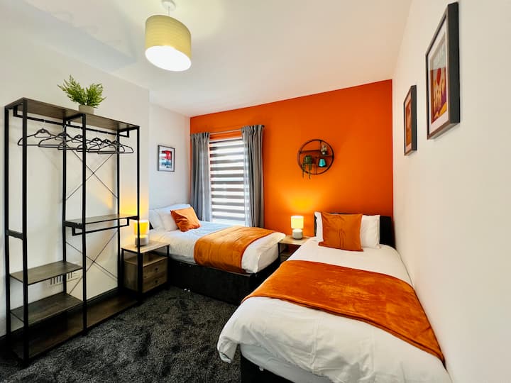 Encantadora habitación doble: decoración vibrante y lujosa ropa de cama, ¡perfecta para aventuras con amigos o familiares!