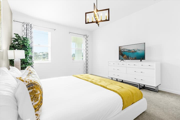 חדר שינה יפהפה: מצויד בכל מה שצריך, עם מיטת קינג סייז נוחה.