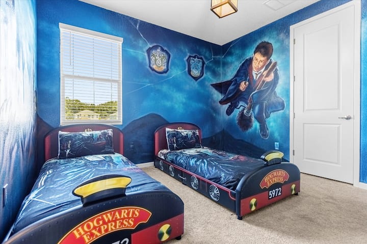 חדר שינה לילדים 4: מואר ועליז, עם מיטות נוחות ועיצוב שובב וידידותי לילדים.