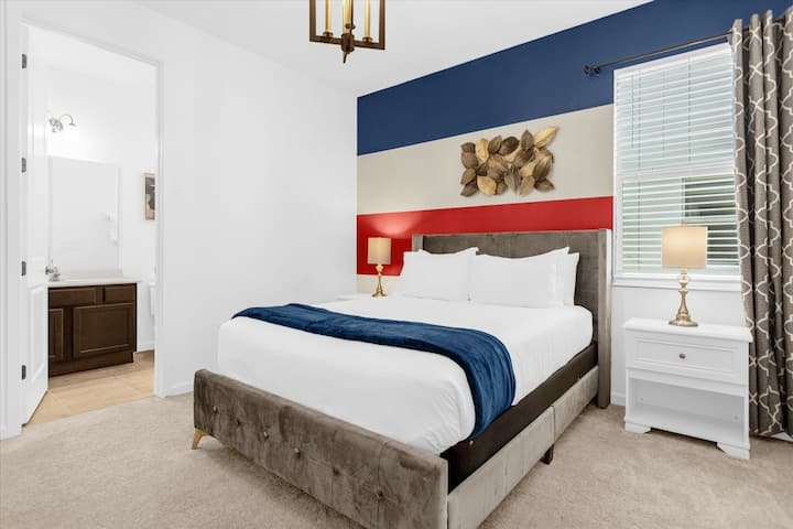 חדר שינה קווין: אלגנטי ונוח, עם מיטת קווין סייז מפוארת לשינת לילה נינוחה ואווירה נעימה ומזמינה.