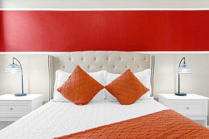 חלל עם מיטת קינג סייז מרווחת ומפוארת. החדר האלגנטי הזה מיועד לנוחות אולטימטיבית, ריהוט מסוגנן ושפע של מקום להירגע. ליהנות מנופים מדהימים ואווירה שלווה, מה שהופך אותו למקום מפלט מושלם לשהייה רגועה.