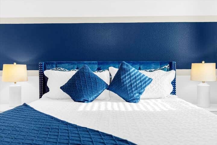 חדר שינה קינג: תיהנו ממרחב בשפע ומנוחות עליונה בחדר השינה המפואר הזה בגודל קינג סייז, המיועד לנופש נינוח עם עיצוב אלגנטי ואווירה מרגיעה.