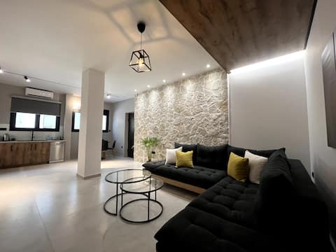 Top performing Airbnb: Renovated apartment near Acropolis and City Center in ΛΟΦΟΣ ΚΥΝΟΣΑΡΓΟΥΣ