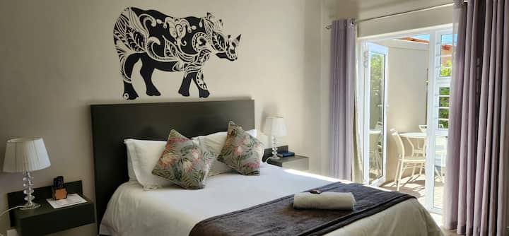 Green Kalahari Guesthouse | Rhino | Delux Double