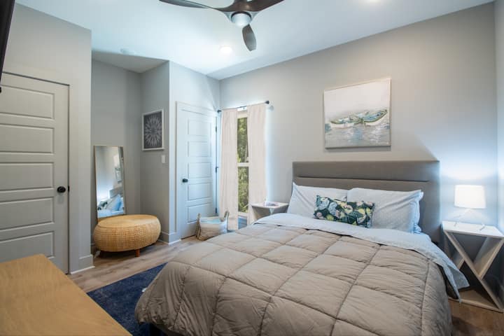 Dhoma e gjumit 1 është më e madhja nga dy dhomat tona të vizitorëve. Ka një krevat "Queen", televizor Roku dhe një vend i rehatshëm për të pushuar ose për të vënë makijazhin. Tifozët janë të rregullueshëm dhe ofrojnë rehati. Një dollap në këtë dhomë mbetet i mbyllur në çdo kohë.