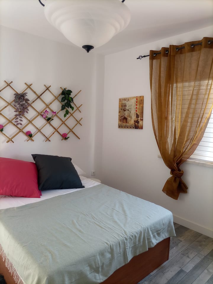 La chambre Buda avec vue sur la chaîne de montagnes d'arrábida.