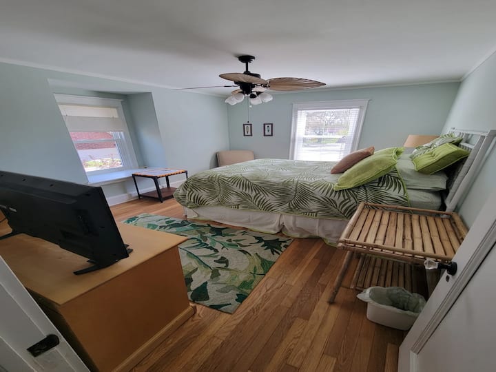 Удобна спалня с нови легла/постелки, Amazon Fire TV, скрин, нощни шкафчета и лампи, гардероб, стол за отдих, нови завеси на прозорците, стелажи за багаж, огледало.