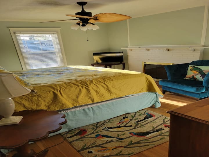 Главната спалня има кралско легло, нов вентилатор на тавана, шезлонг, газов камина, нови завеси/легла/постелки, огледало.  Дрешник с 2 багажни стелажа, Amazon Fire TV, нощни шкафчета с лампи и малък скрин. Врата води към втория етаж на слънчевата веранда.