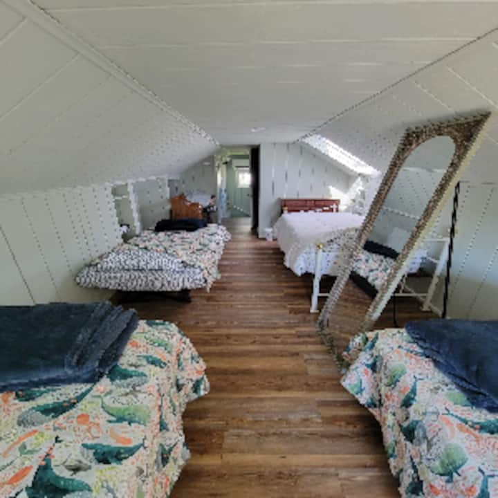 Спалнята на тавана на 3-тия етаж е с морска тематика и е идеалното място за деца/юноши или семейство!  Чисто нов под, прозорци и наскоро реновирана баня с тоалетна. 4 единични легла с огледало в цял ръст.  Нов климатик/отоплителен уред с мини сплит.