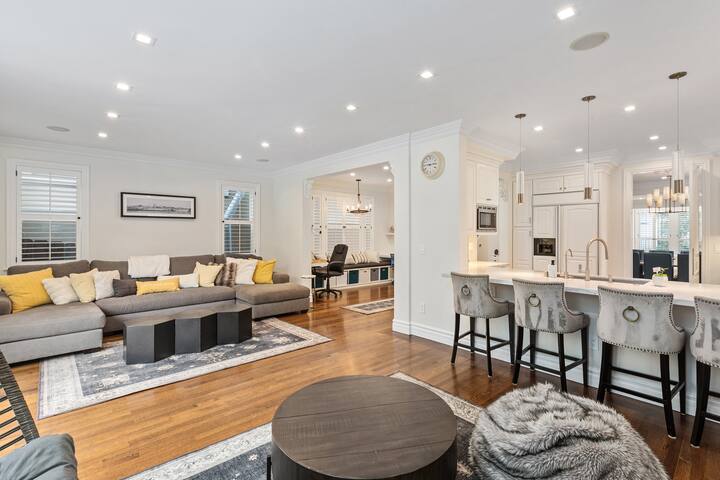 Beautiful 4 BR Forest Hill Home gallery image 3