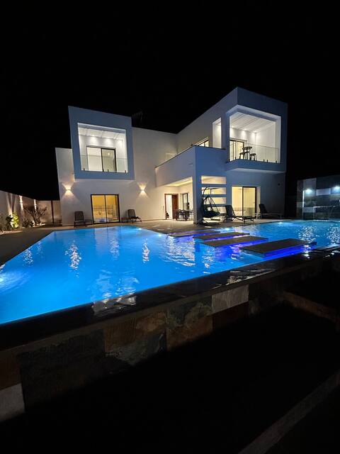 Villa black&white