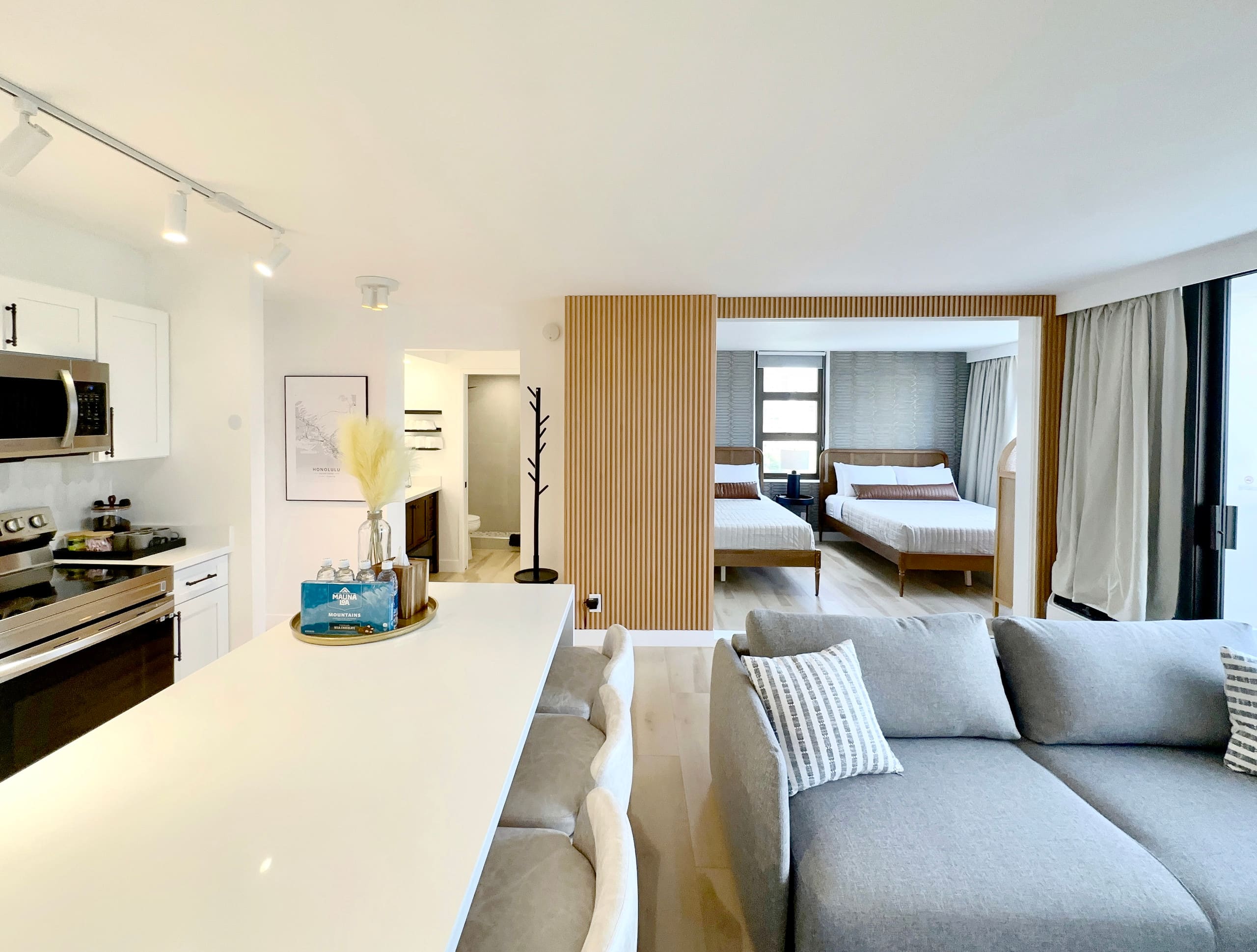 Upscale Modern Waikiki Banyan 1BR Condo w/Parking! - Image 12