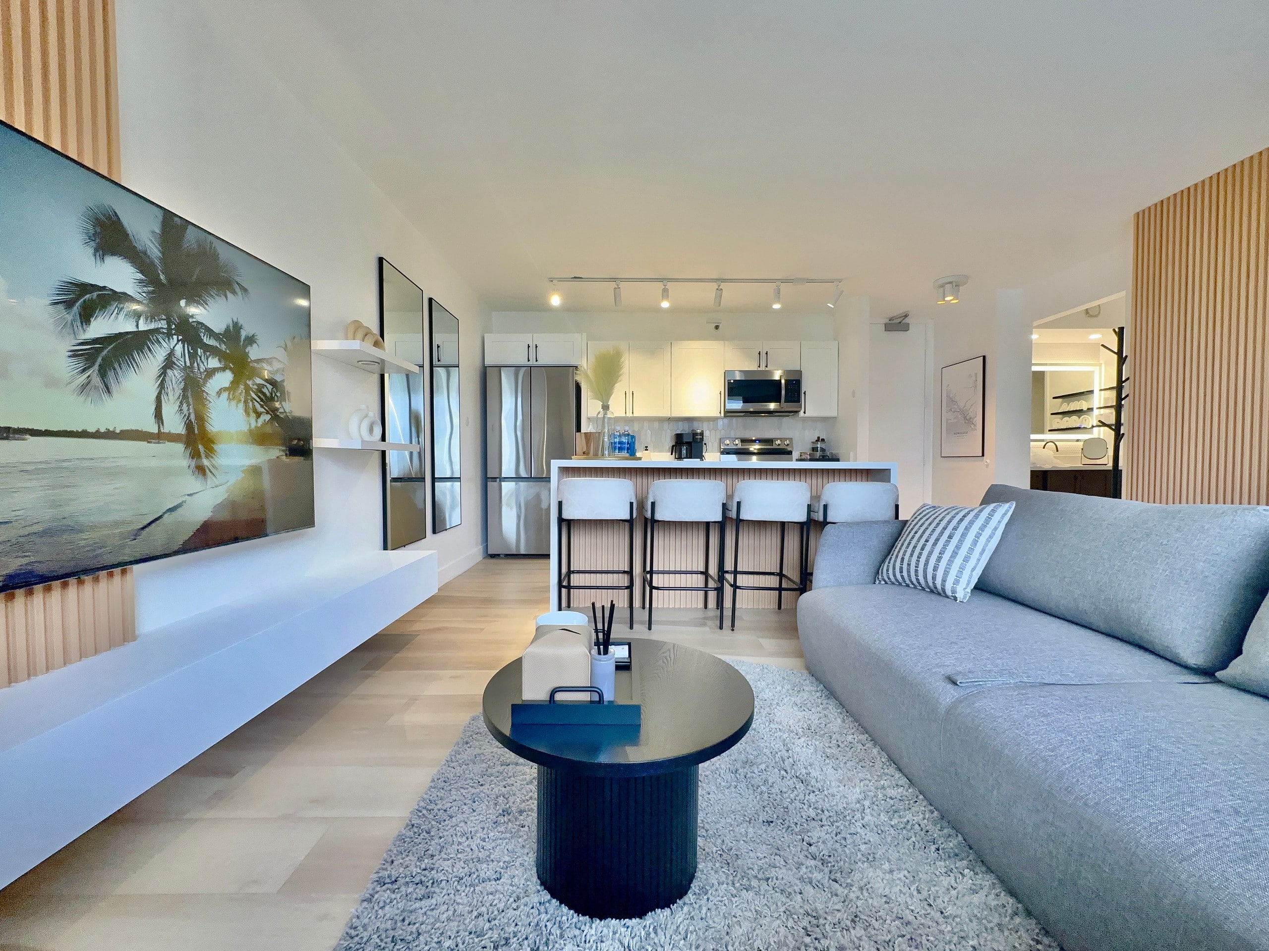 Upscale Modern Waikiki Banyan 1BR Condo w/Parking! - Image 14