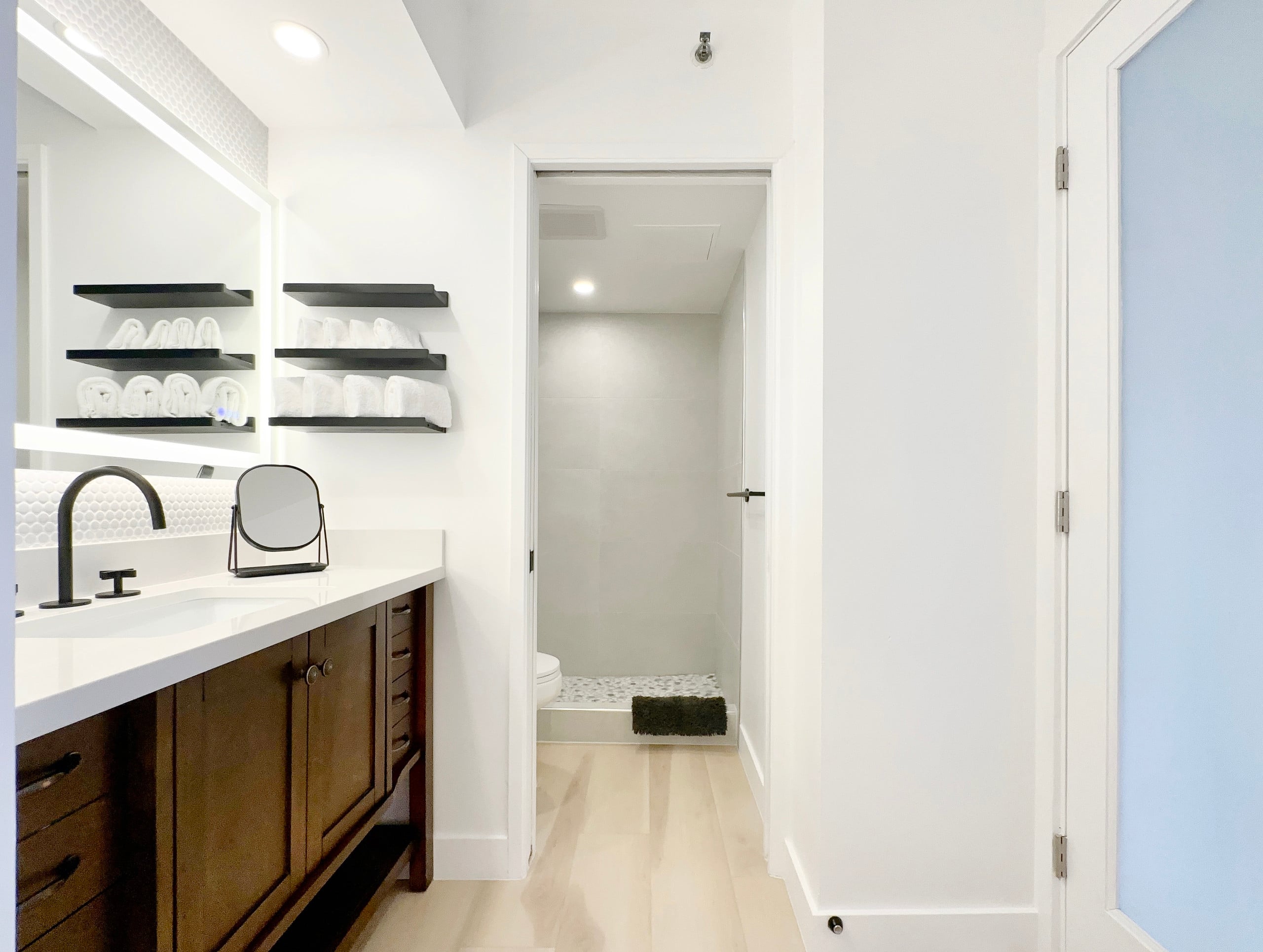 Upscale Modern Waikiki Banyan 1BR Condo w/Parking! - Image 39
