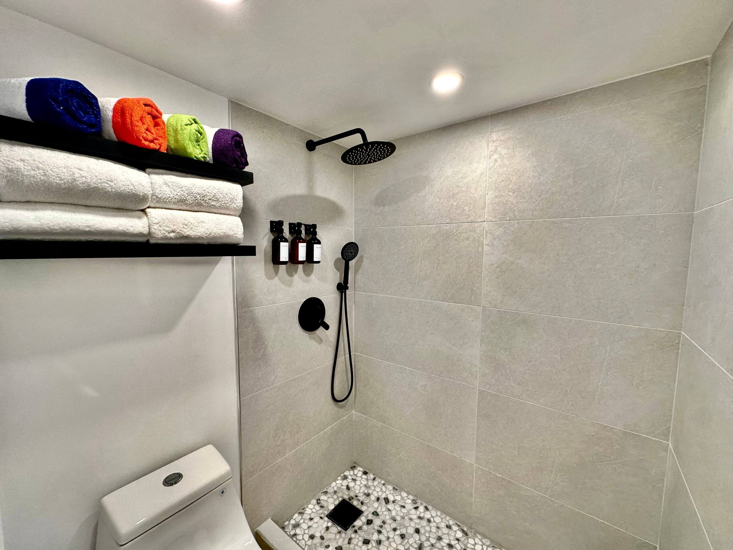 Upscale Modern Waikiki Banyan 1BR Condo w/Parking! - Image 43